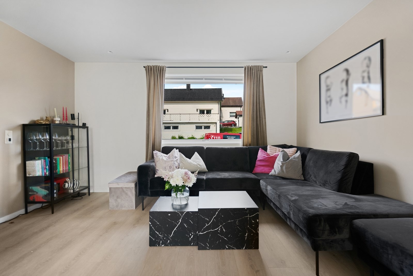 Stue med god plass til sofagruppe og spisebord Galleribilde