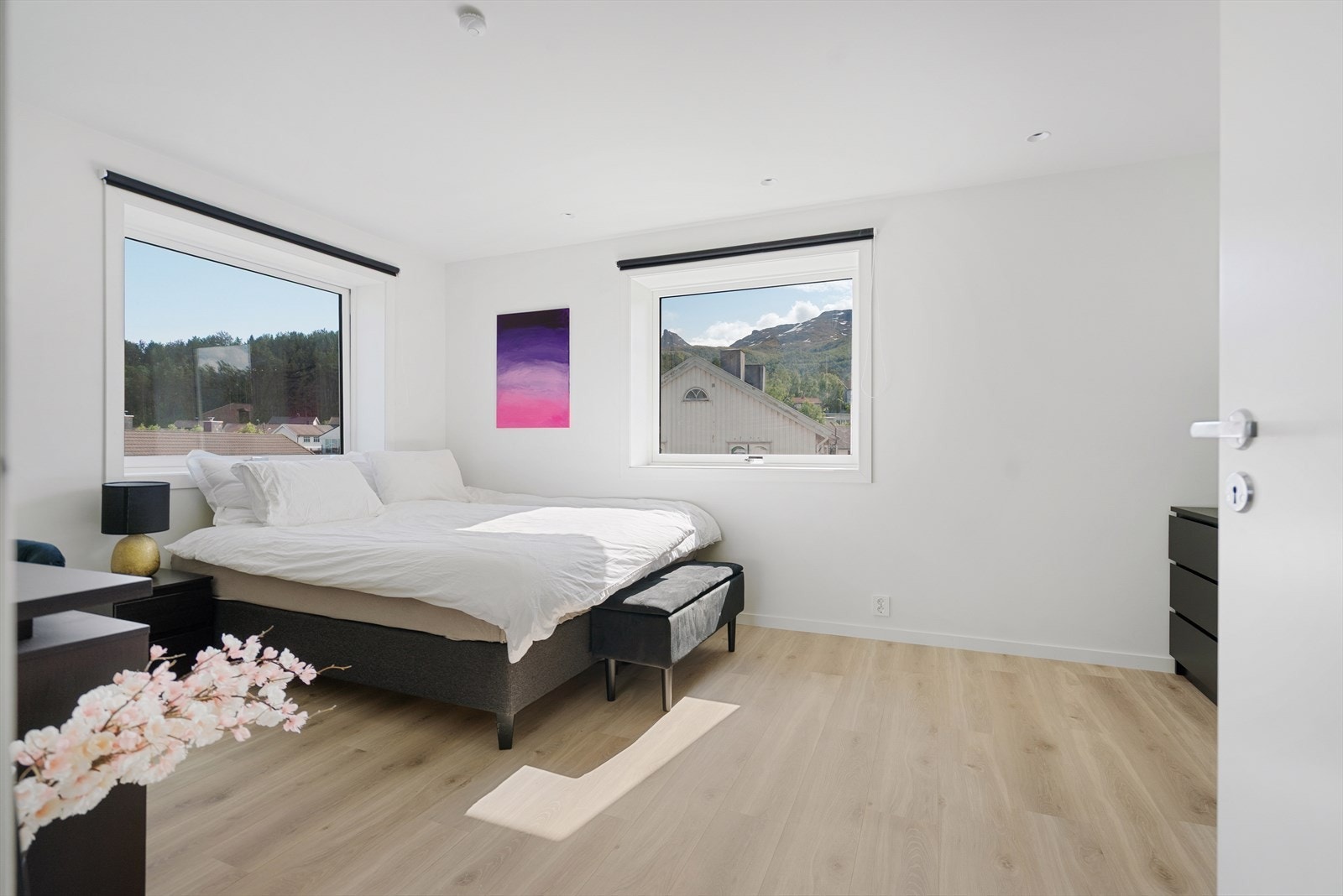 Romslig hovedsoverom med plass til både seng og garderobeløsning Galleribilde