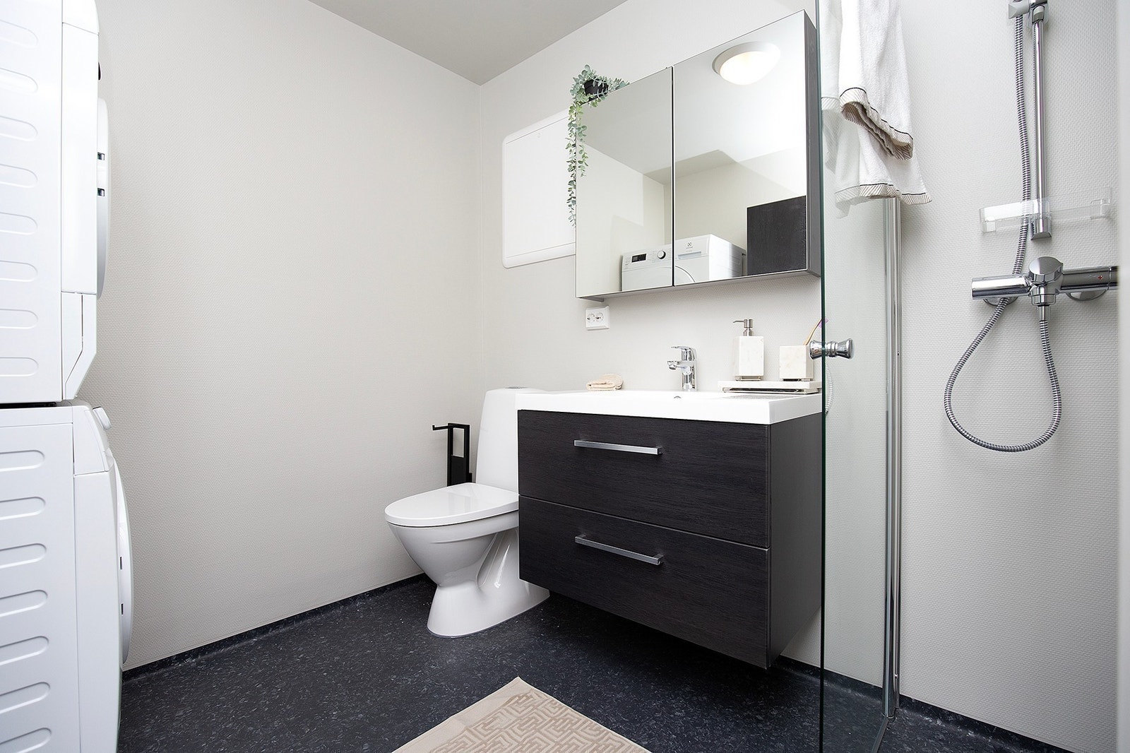 Bad med vaskemaskin og tørketrommel Galleribilde