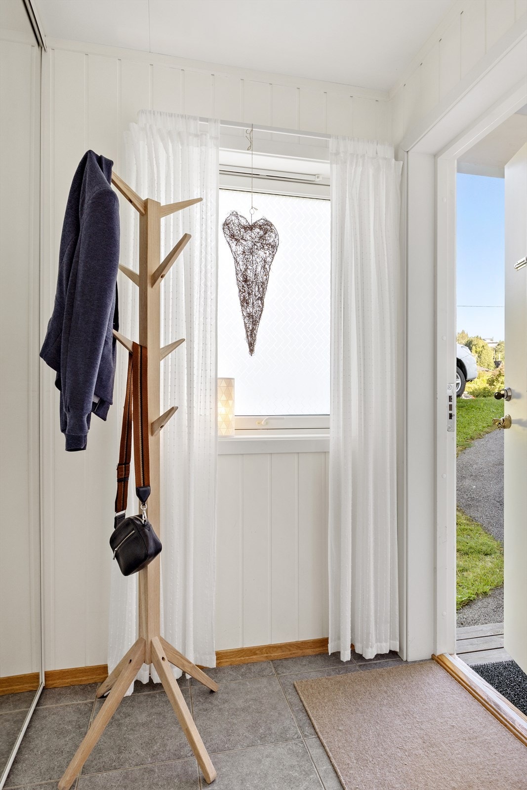 Entre med skyvedørsgarderobe som har speilfront. Galleribilde