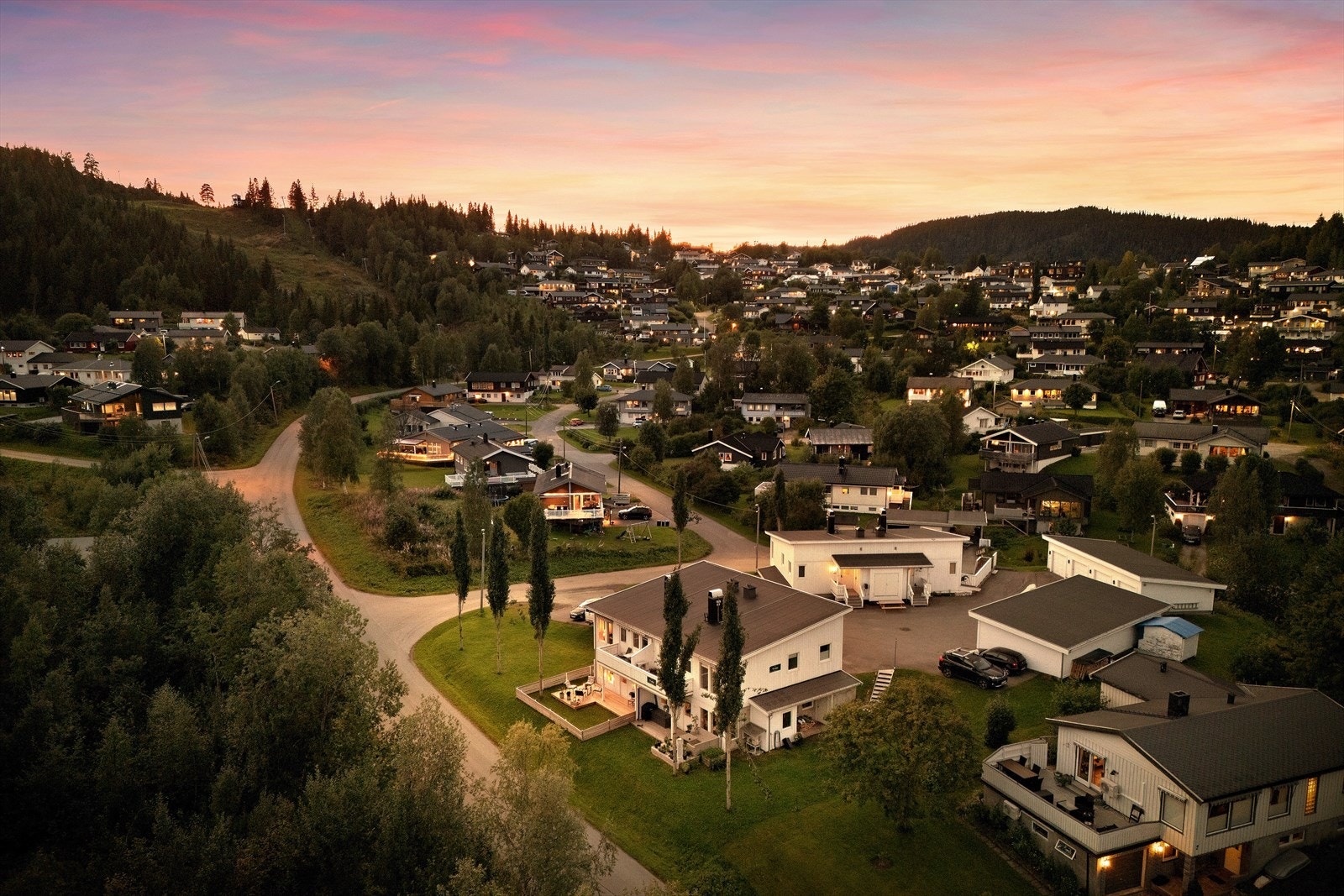 Området er et veletablert boligstrøk med kort vei til flotte turmuligheter i Båsmofjellet, til Skillevollen Alpintanlegg og ellers nærliggende områder. Kort vei til Båsmo Barneskole og busstopp. Galleribilde