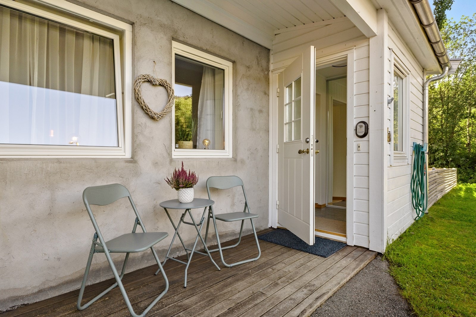 Et koselig inngangsparti med plass for kafesett. Til venstre utenfor bildet er det tilgang til egen utebod. Galleribilde