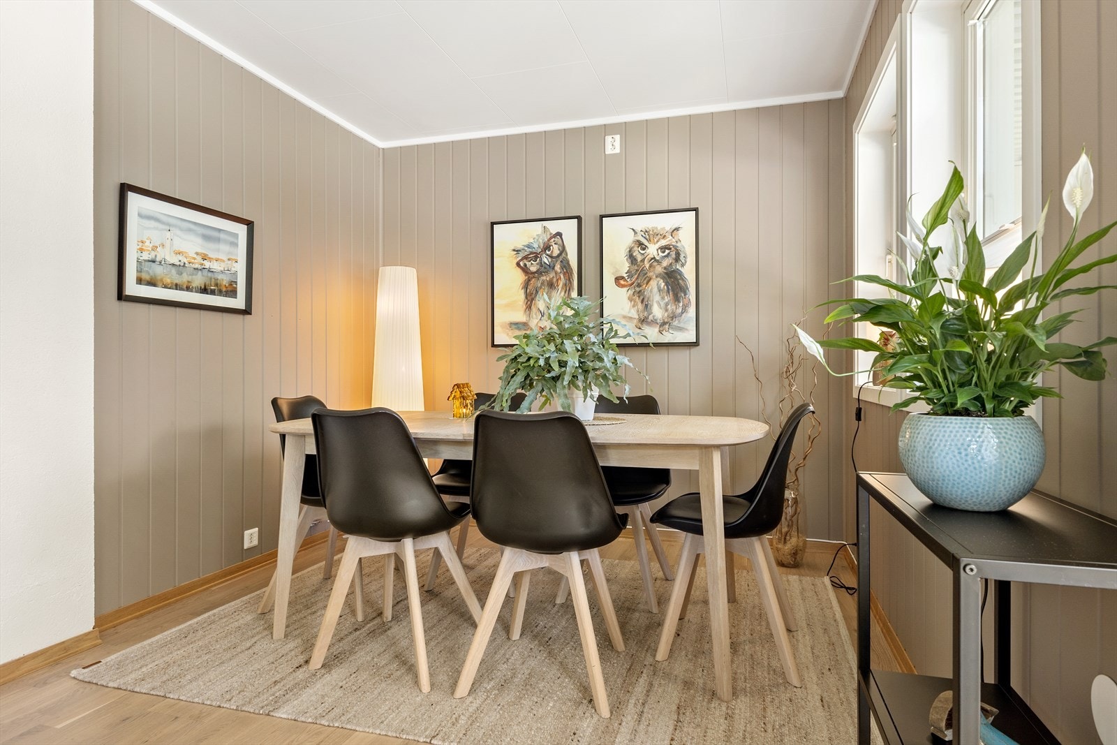 Leiligheten er lett å varme opp med varmepumpe, vedfyring og varmekabler i baderomsgulvet. Galleribilde