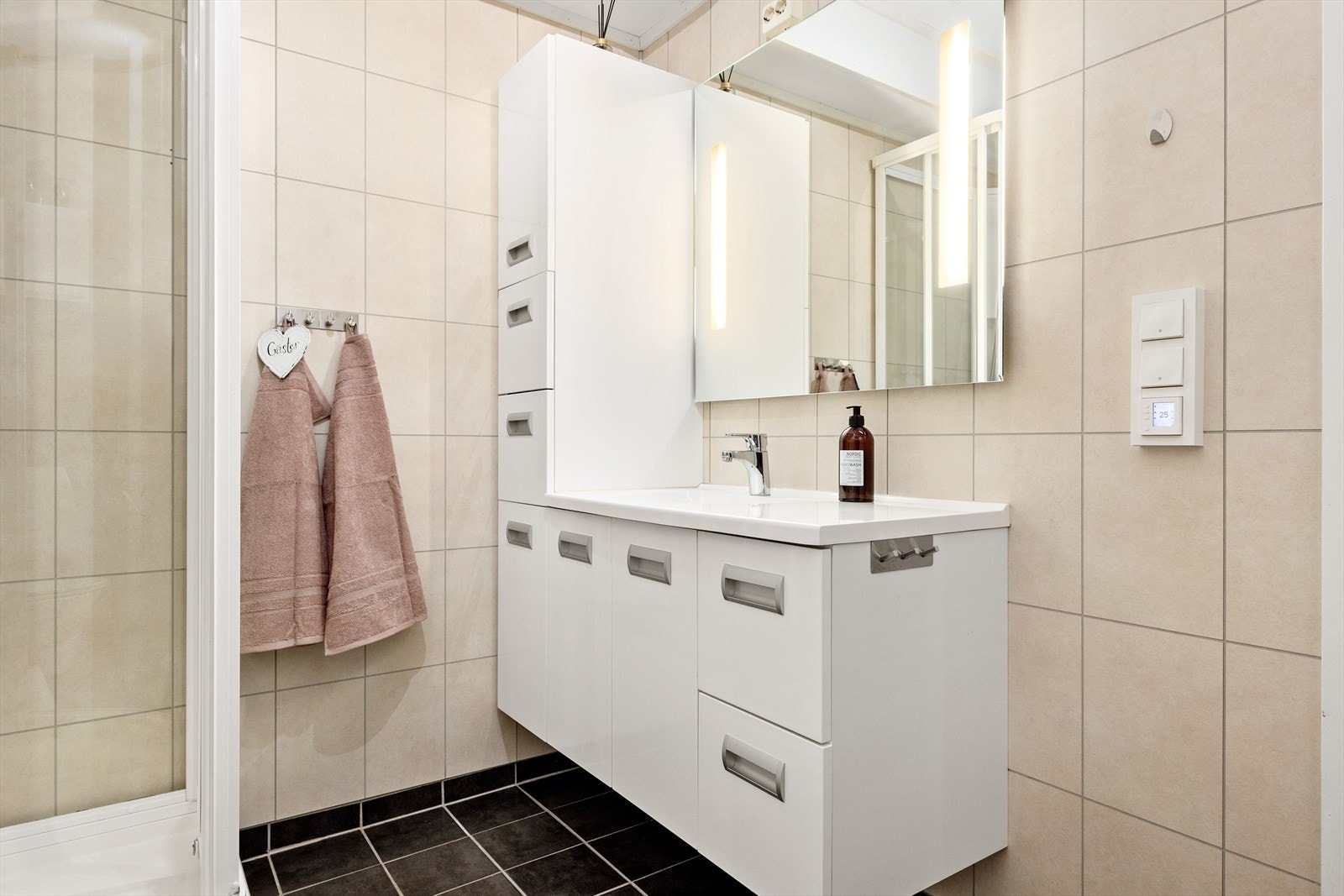 Badet er av godt størrelse og har dusjkabinett, innredning, toalett og uttak for vaskemaskin. Galleribilde