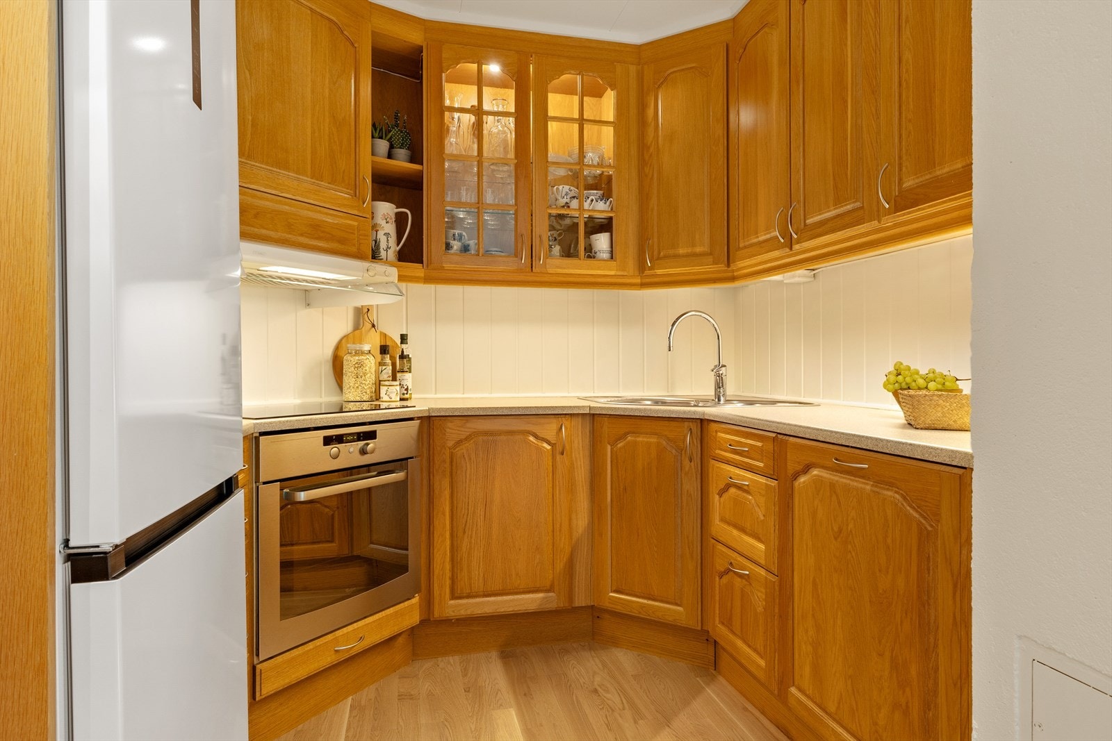 Kjøkkenet har over- og underskap; godt med lagringsplass. Oppvaskmaskin og komfyr medfølger i handelen. Galleribilde