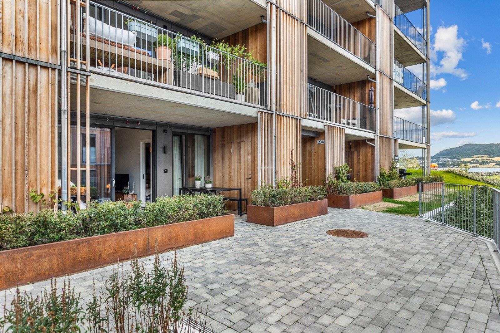 Leiligheten har lave felleskostnader med egen p-plass i felles oppvarmet kjeller klart til elbil-lader. Galleribilde