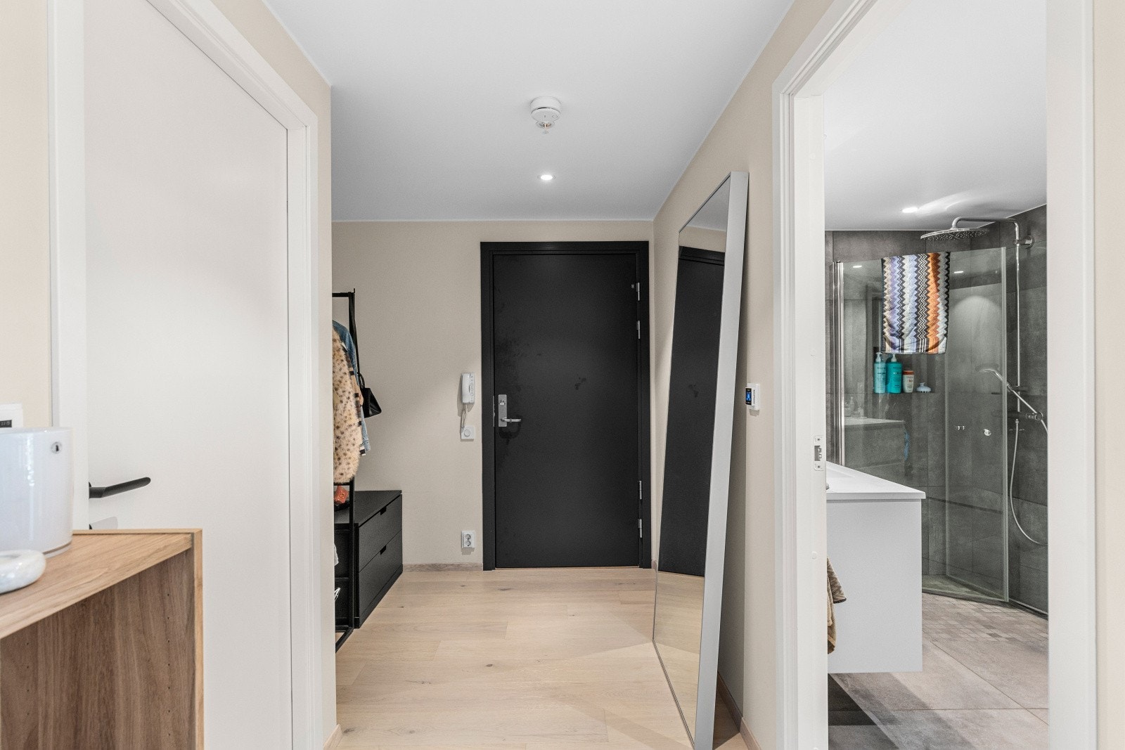 Entré på 5,6 kvm med tilgang til kjøkken, bad og soverom. Galleribilde