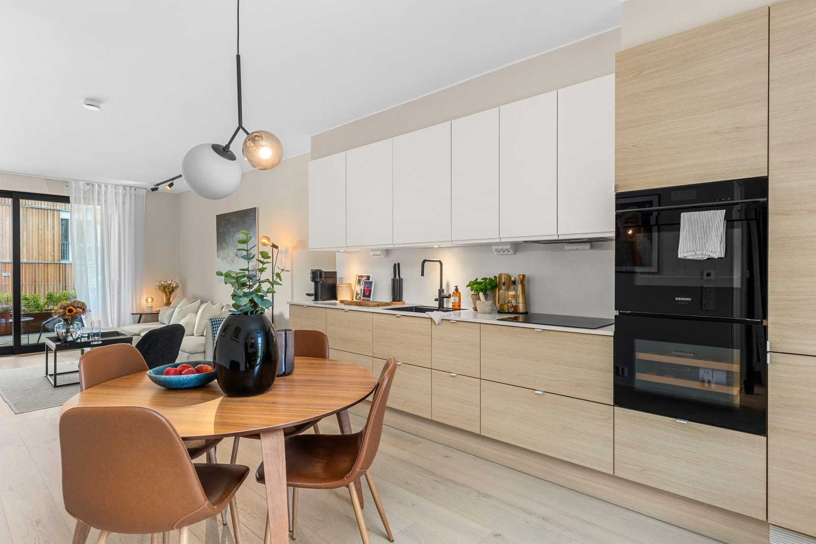 Kjøkkenets størrelse gjør det mulig å innrede en stor spisegruppe. Galleribilde