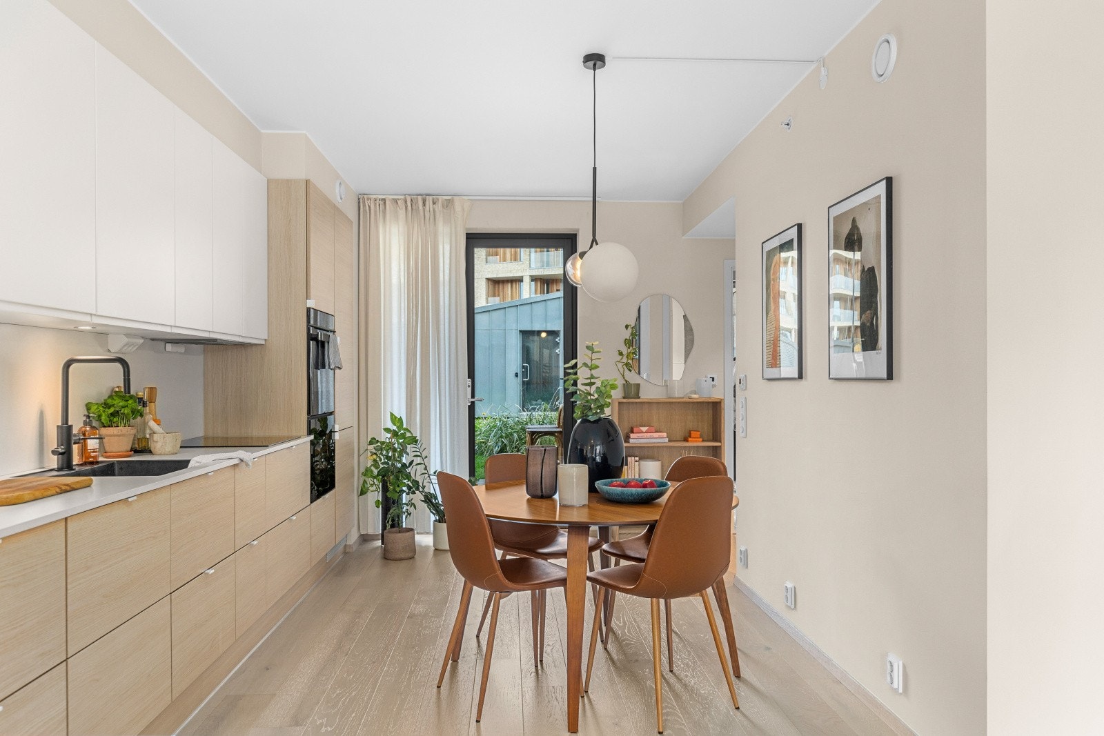 Fra kjøkkenet er det utgang til leilighetens andre terrasse. Galleribilde