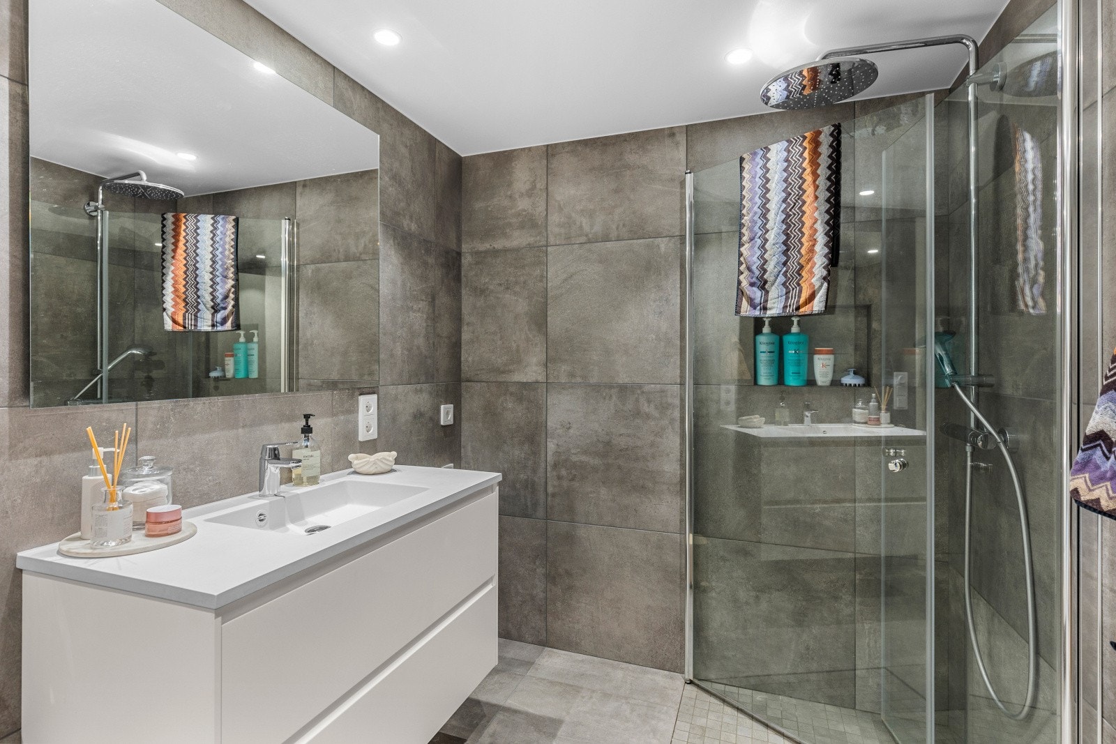 Bad på 5,5 kvm med servant i servantskap, dusjhjørne og WC. Galleribilde