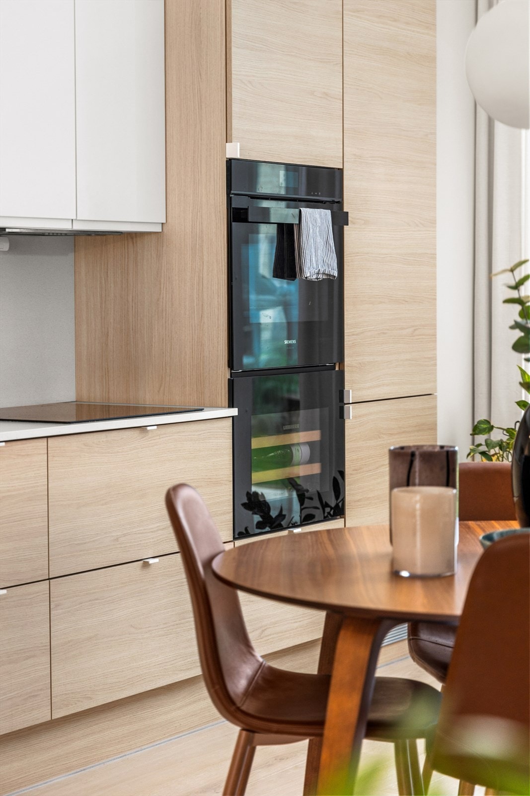 Kjøkkenet er integrert med platetopp, stekeovn, oppvaskmaskin, kjøle-/fryseskap og vinskap. Galleribilde