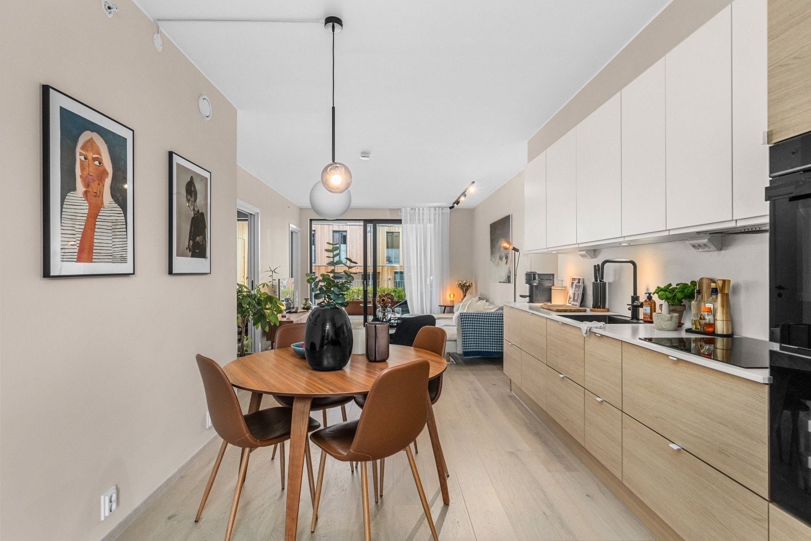 Store vindusflater på begge sider av leiligheten gir godt med naturlig gjennombelysning. Galleribilde