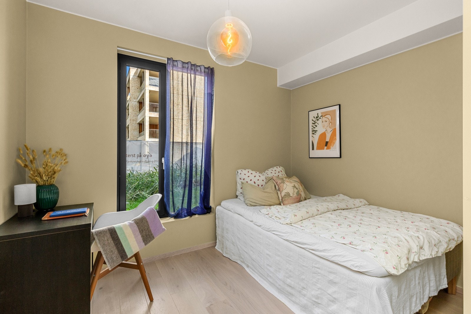 Soverom 2 er på ca. 9 kvm og fungerer perfekt til barnerom, gjesterom eller kontor. Galleribilde