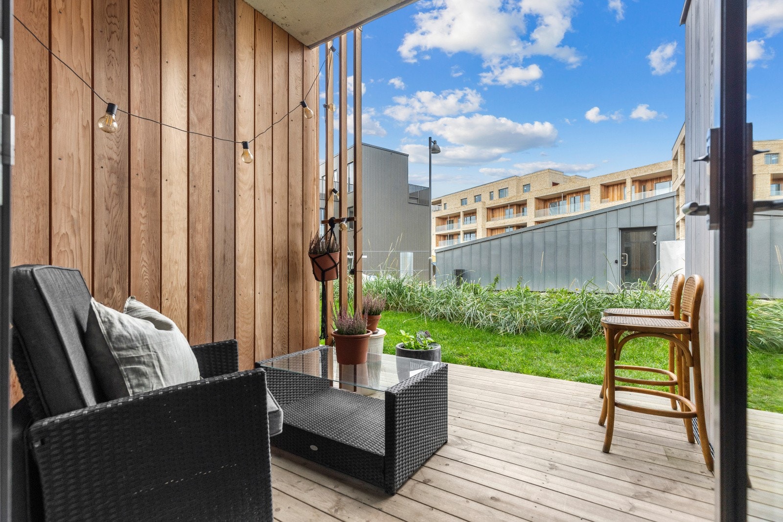 Denne terrassen ligger på andre siden av leiligheten og har solen på morgenen og kvelden. Galleribilde