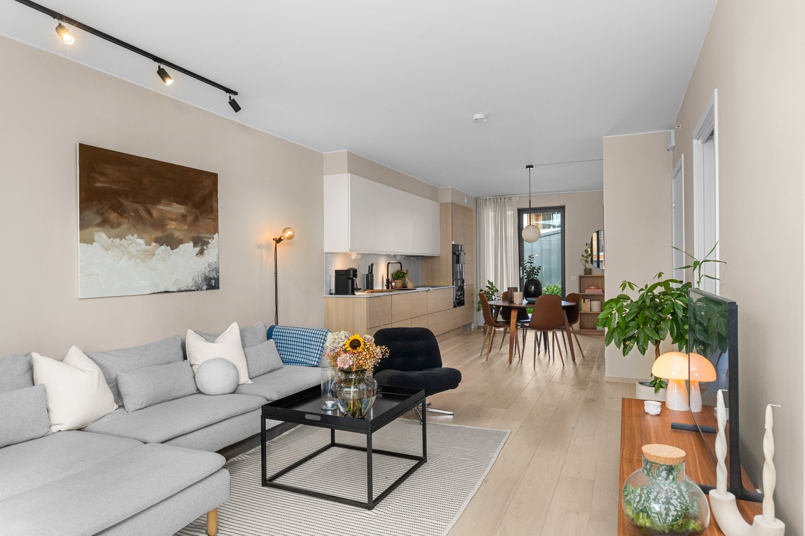 Velkommen til en svært pen 3-roms leilighet beliggende i et meget attraktivt område. Galleribilde