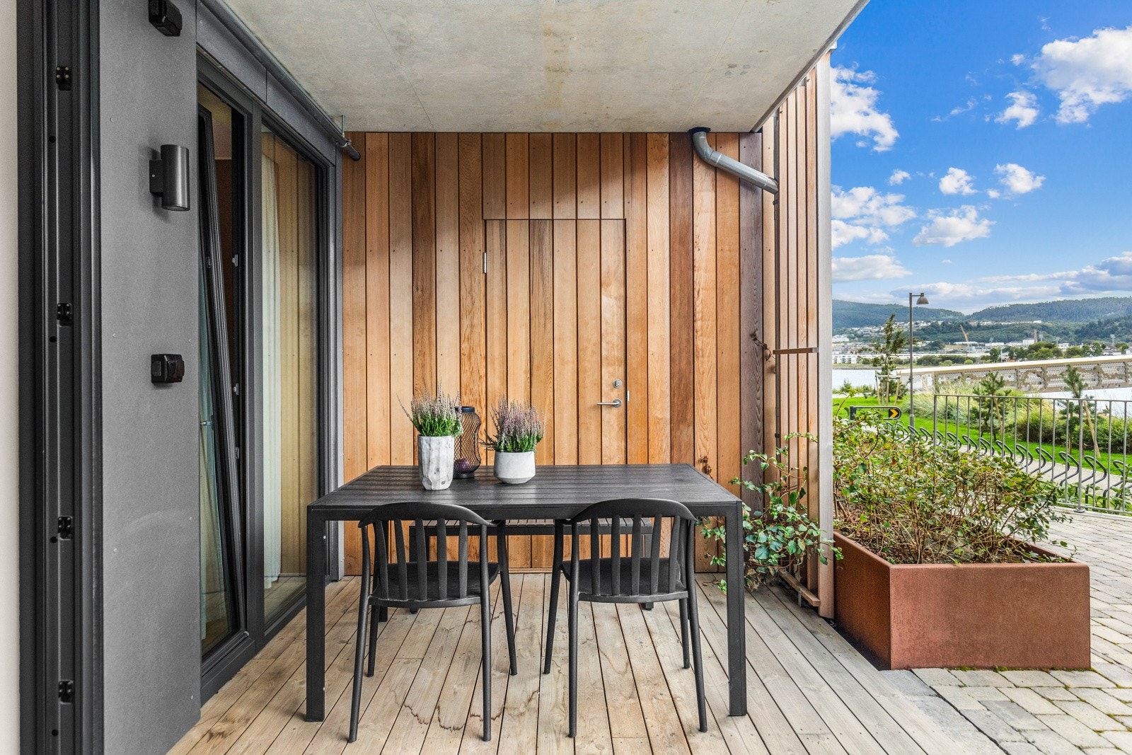 Terrassebord gir mulighet for å spise måltider ute med familie og venner. Galleribilde