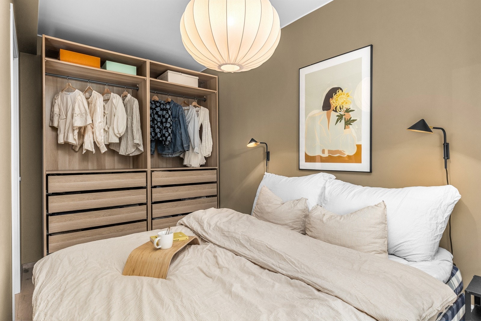 Hovedroverommet har tilgang fra stuen med "his & hers" dører. Galleribilde