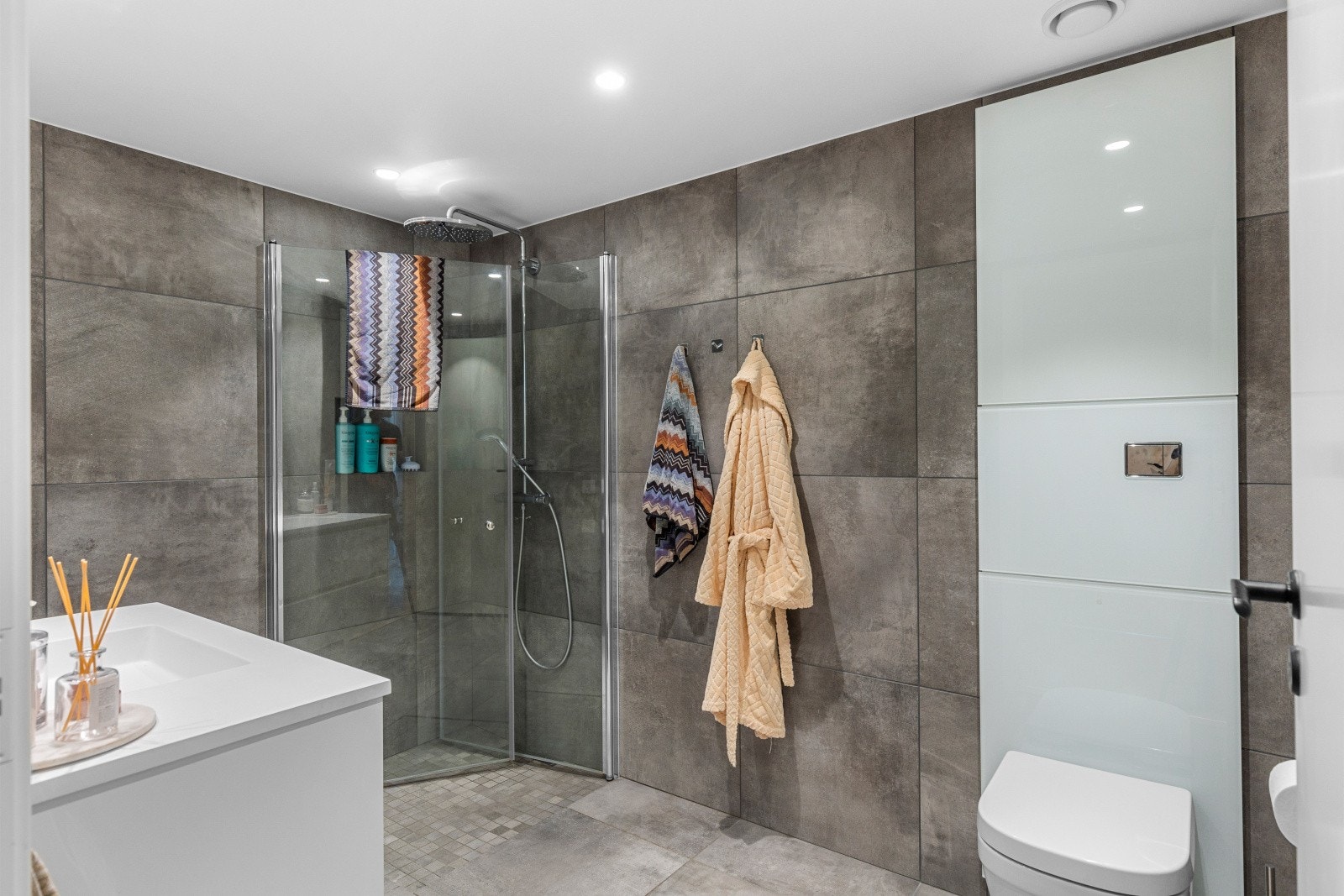 Moderne 60x60 flis på gulv og vegger med mosaikk i dusjsone. Galleribilde