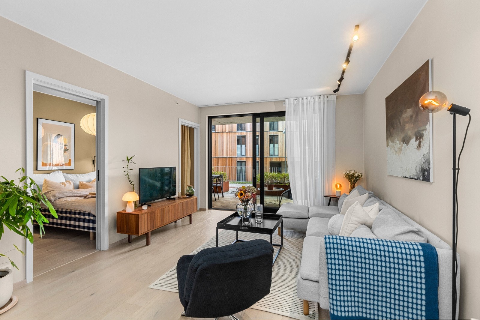 Fra stuen er det utgang til en romslig terrasse på ca. 13 kvm. Galleribilde