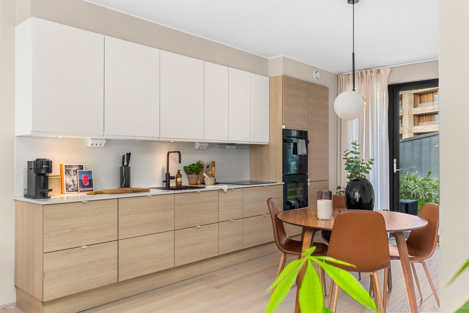 Det er gjort tilvalg på kjøkken som å sette inn vinskap, dampovn og like/symetriske skuffefronter. Galleribilde