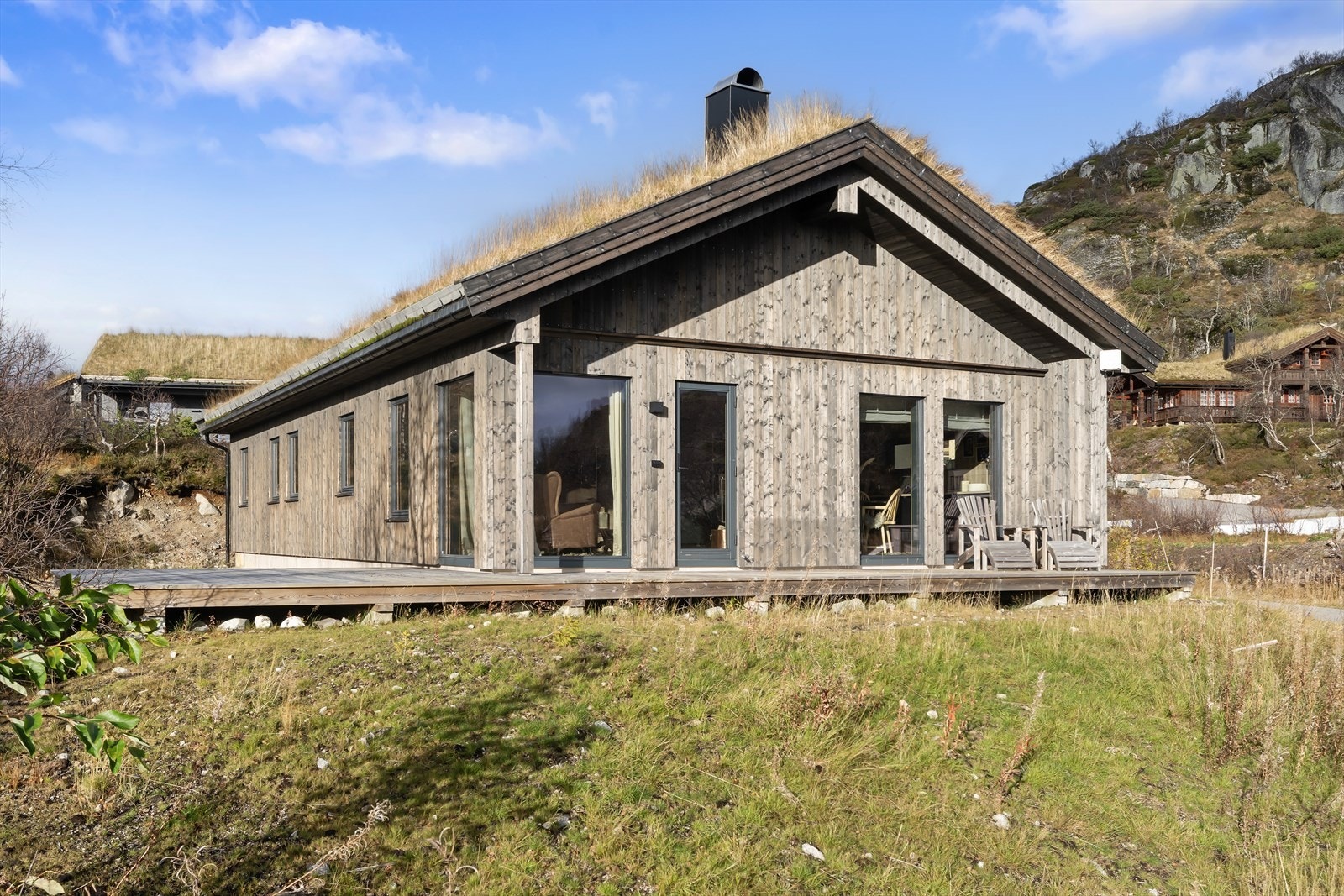 Terrasse på to sider og godt med tumleplass for skileik og uteaktiviteter Galleribilde