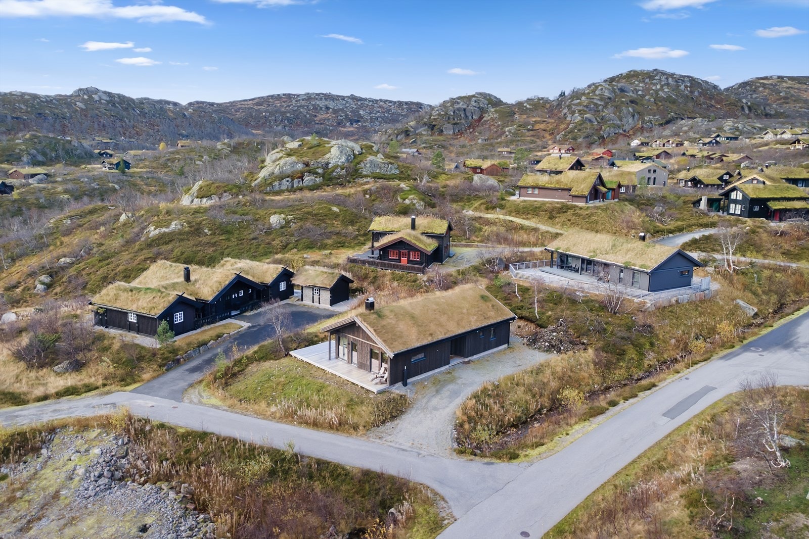 Hytten ligger kort vei fra langrennsløypene med kort vei til rundløypa på Grønlitjern og videre innover til Lakkenstova Galleribilde