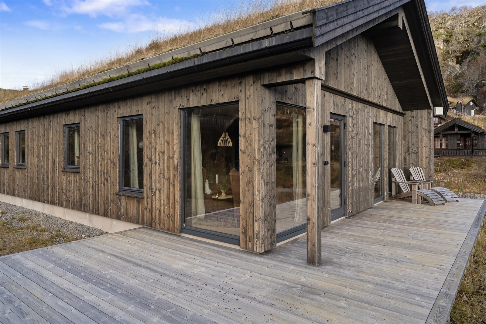 Mye flotte detaljer som vindusflatene som gir godt lys og en fin atmosfære og god kontakt mellom inne og uteområdene Galleribilde