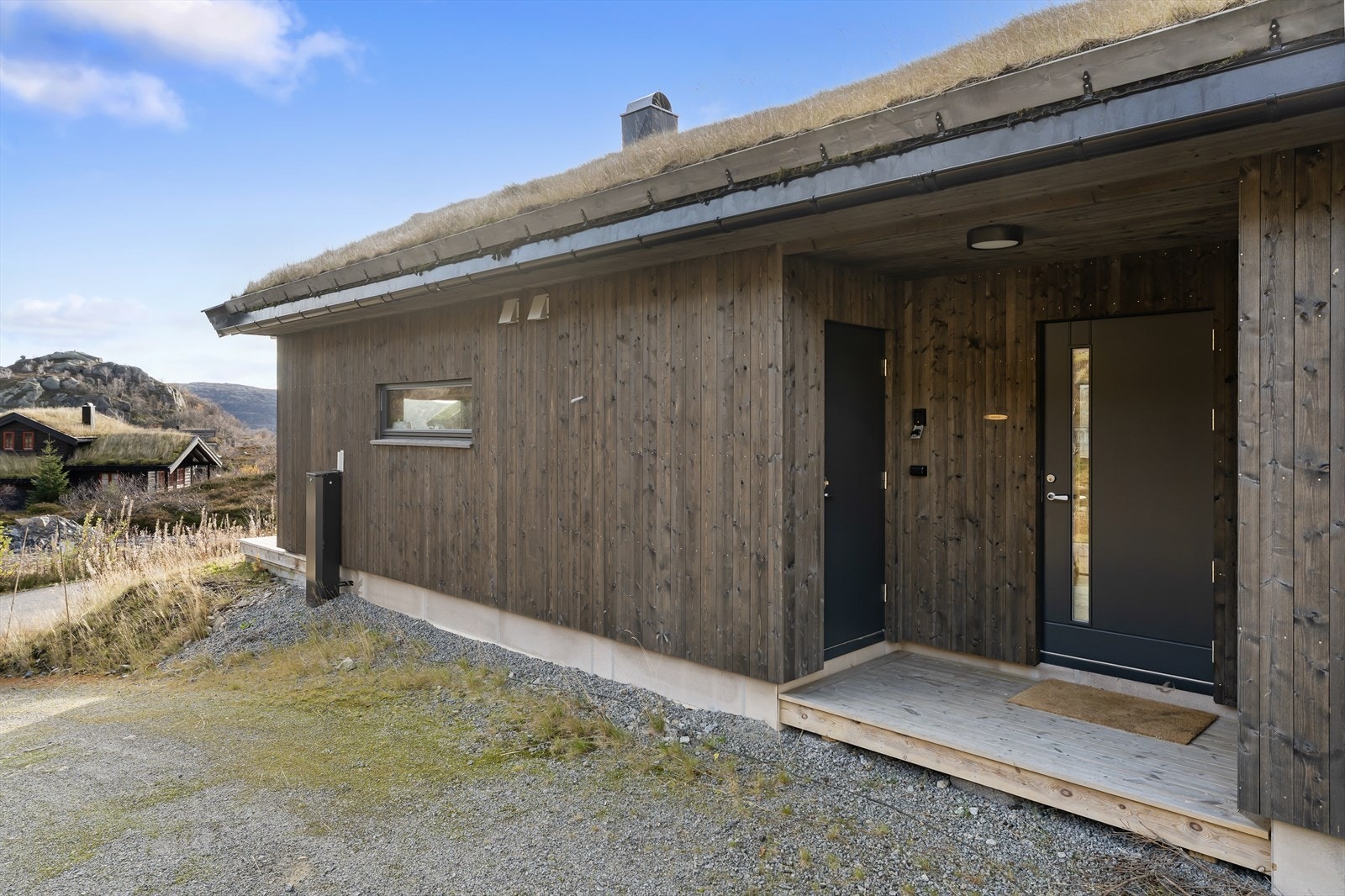 Velkommen inn til Bergehomman 32 - inngangen er delvis overbygget og det er tilgang til den utvendige boden Galleribilde