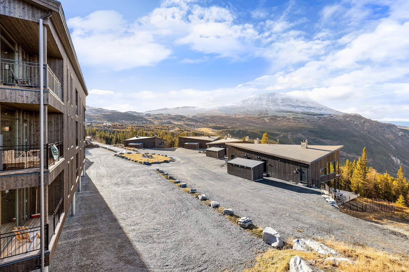 Bygningen ligger på en utsiktstomt av de sjeldne - her ser man den spektakulære Gaustatoppen, i tillegg ser man ned til Rjukan og videre til Hardangervidda Galleribilde