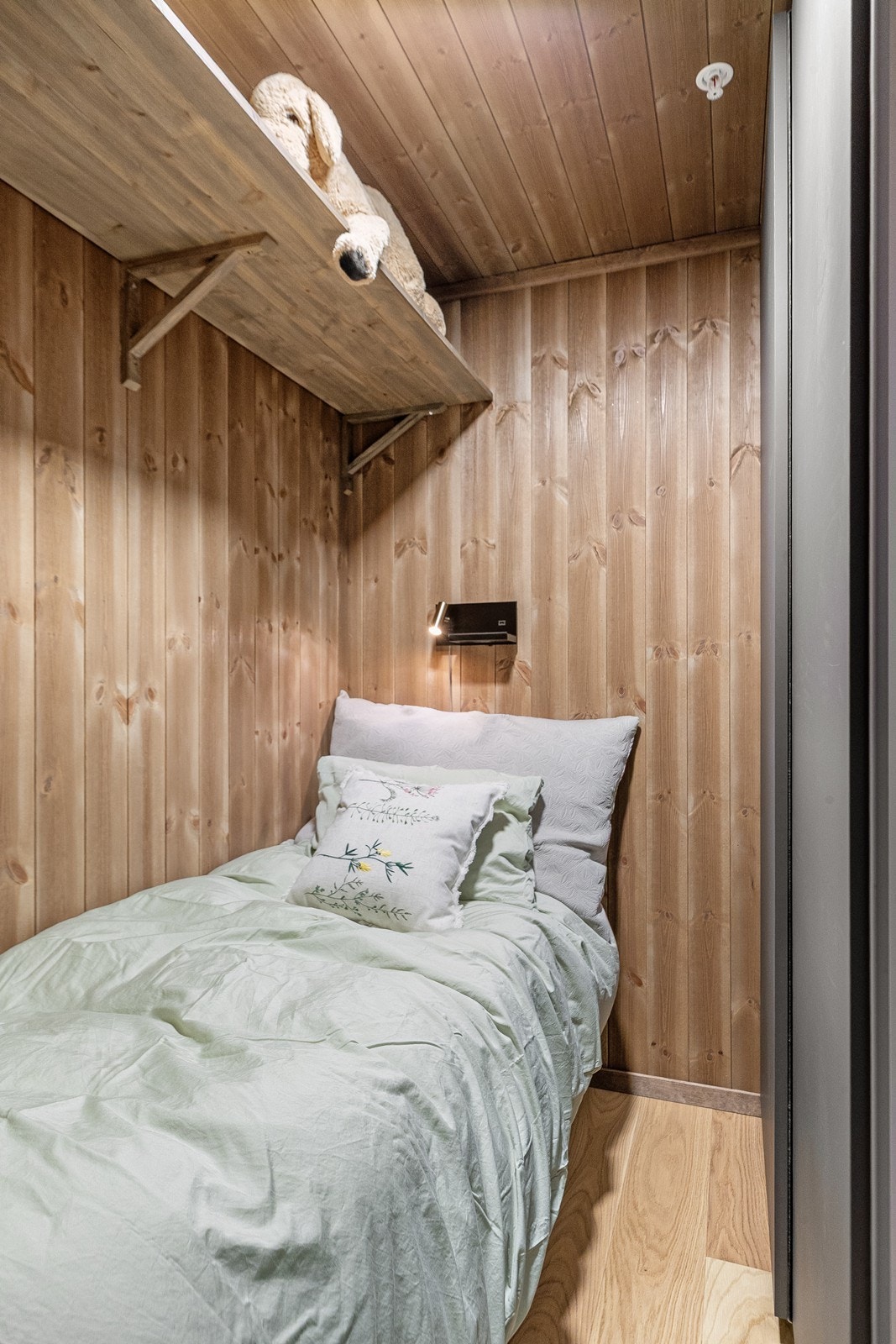 Det er en tilordnet sove-alkove i forbindelse med gangen i leiligheten Galleribilde