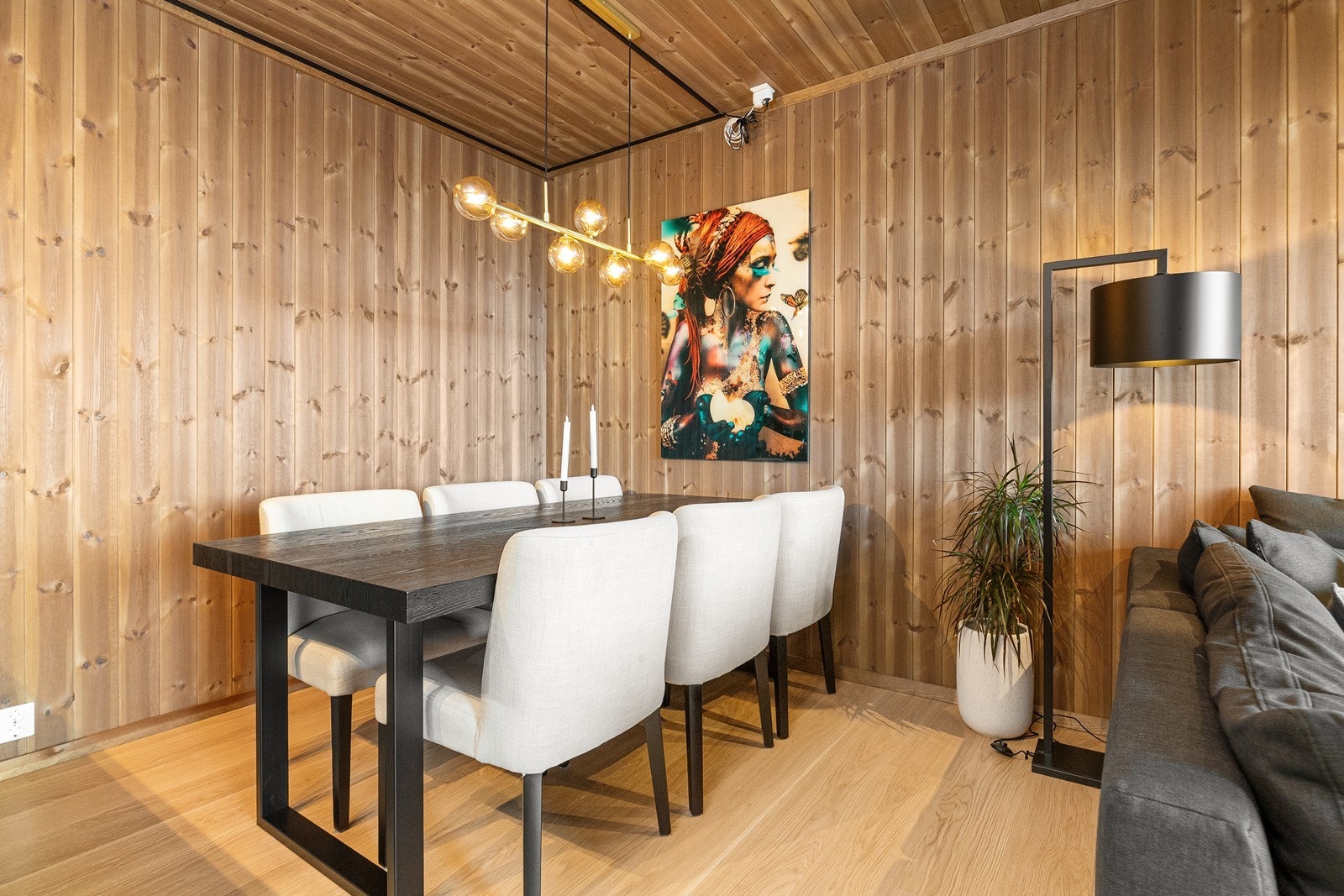 Det er god plass til et romslig spisebord i oppholdsrom Galleribilde