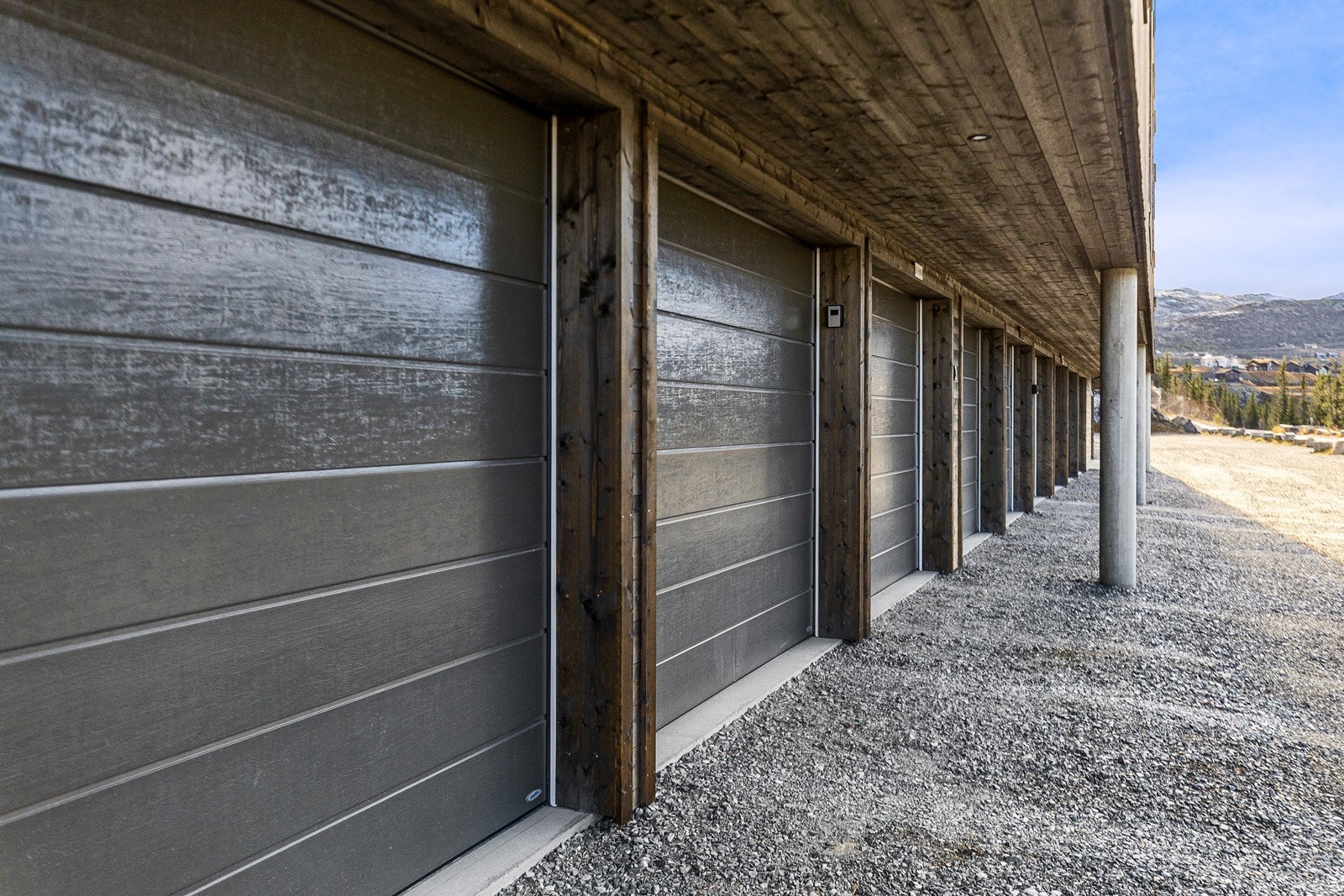 Det er en garasjeplass tilhørende leiligheten i felles garasjeanlegg Galleribilde