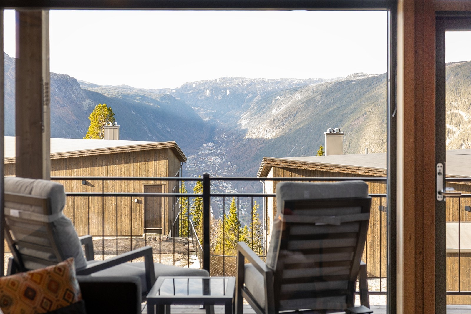 På balkongen kan man sitte å nyte sol og utsikt Galleribilde