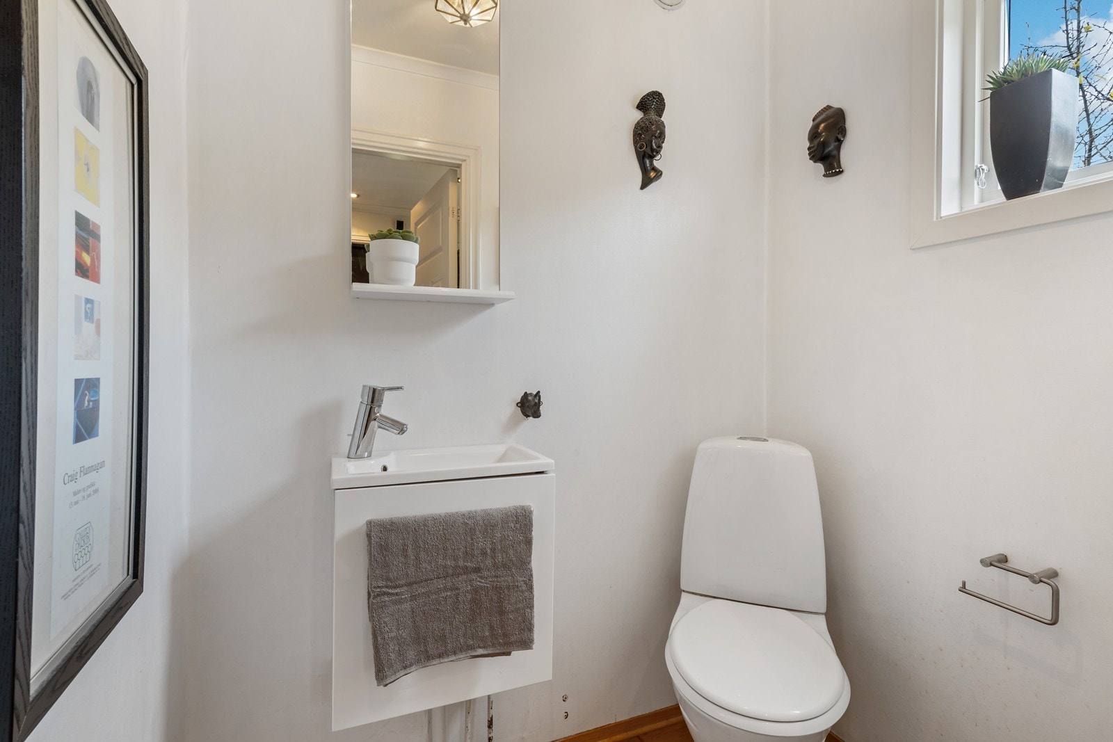 Gjeste toalett i hovedetasjen. Galleribilde