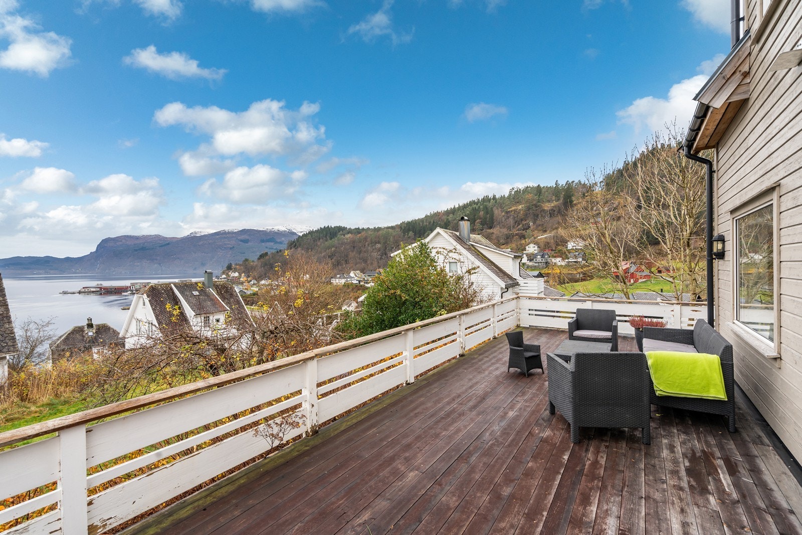 Stor terrasse med tilkomst fra stuen eller hagen. Galleribilde