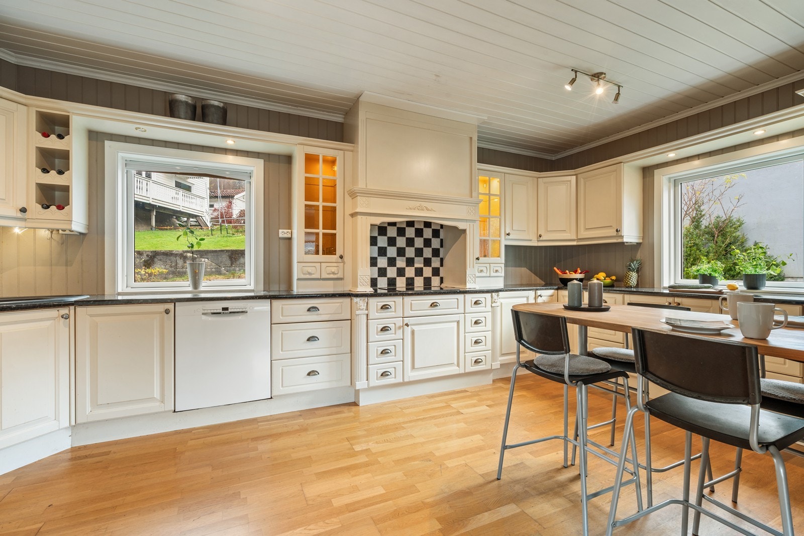 Stort kjøkken som har godt med skap- og benkeplass. Galleribilde