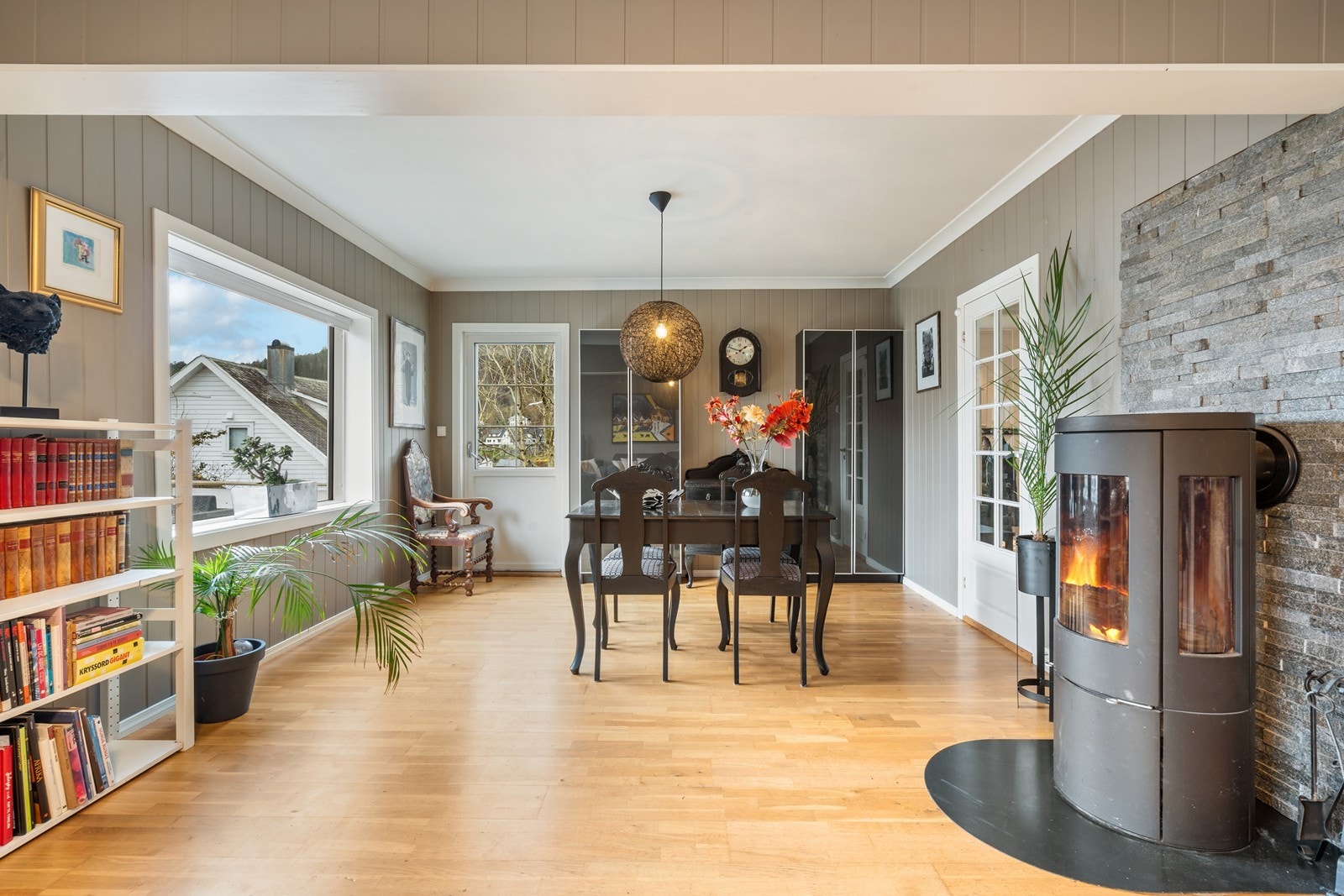 Rommelig stue med utgang til solrik terrasse. Galleribilde