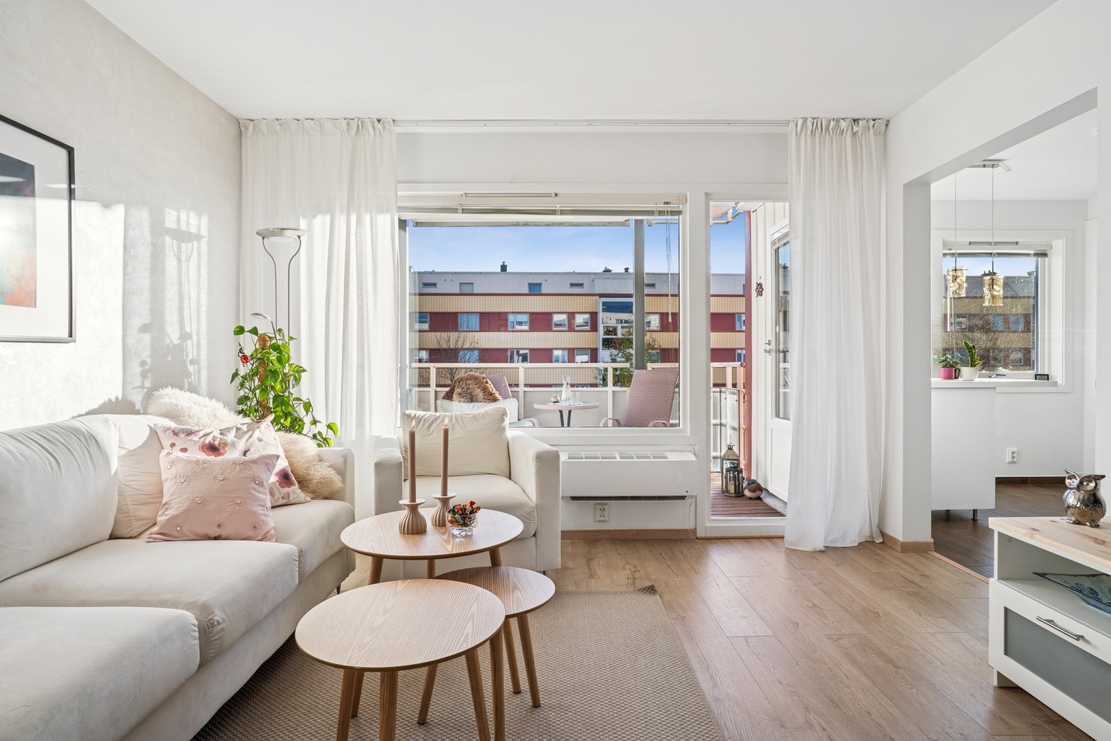 Stuen er utstyrt med varmepumpe som gir både varme og kjøling gjennom året. Galleribilde