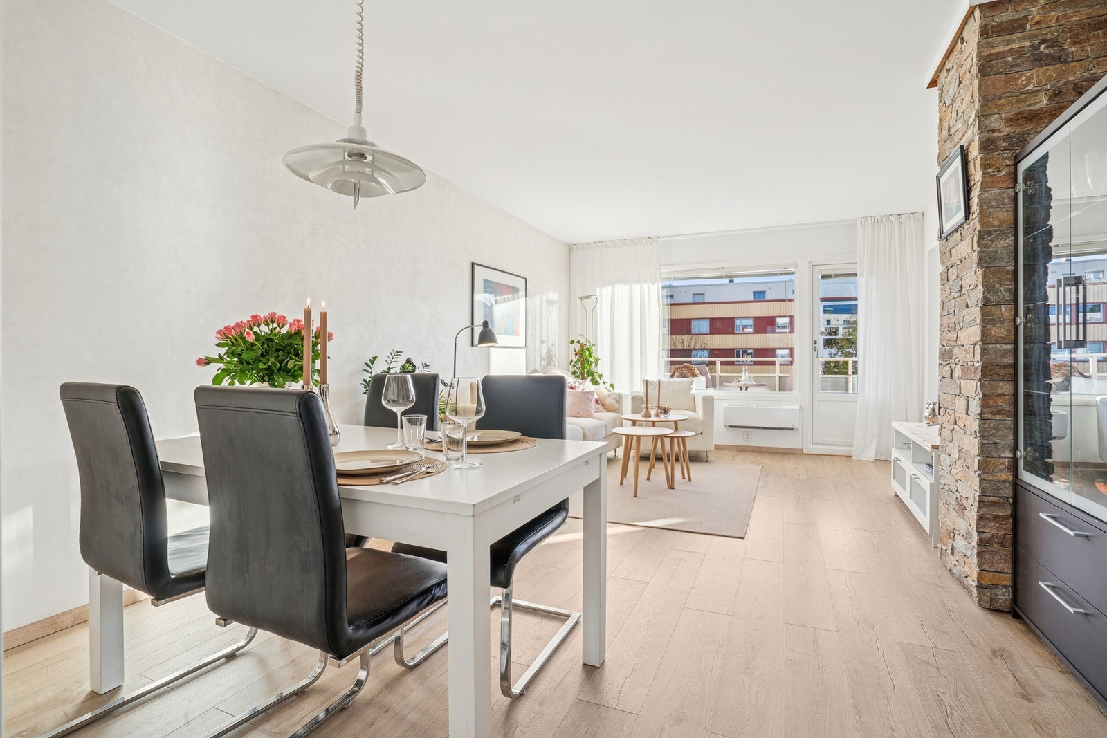 Store vindusflater slipper inn mye lys og gir en behagelig utsikt utover området. Galleribilde