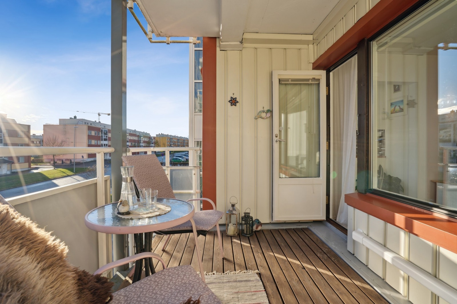 Balkongen byr på flott utsikt og er en perfekt forlengelse av stuen på varme sommerdager. Galleribilde