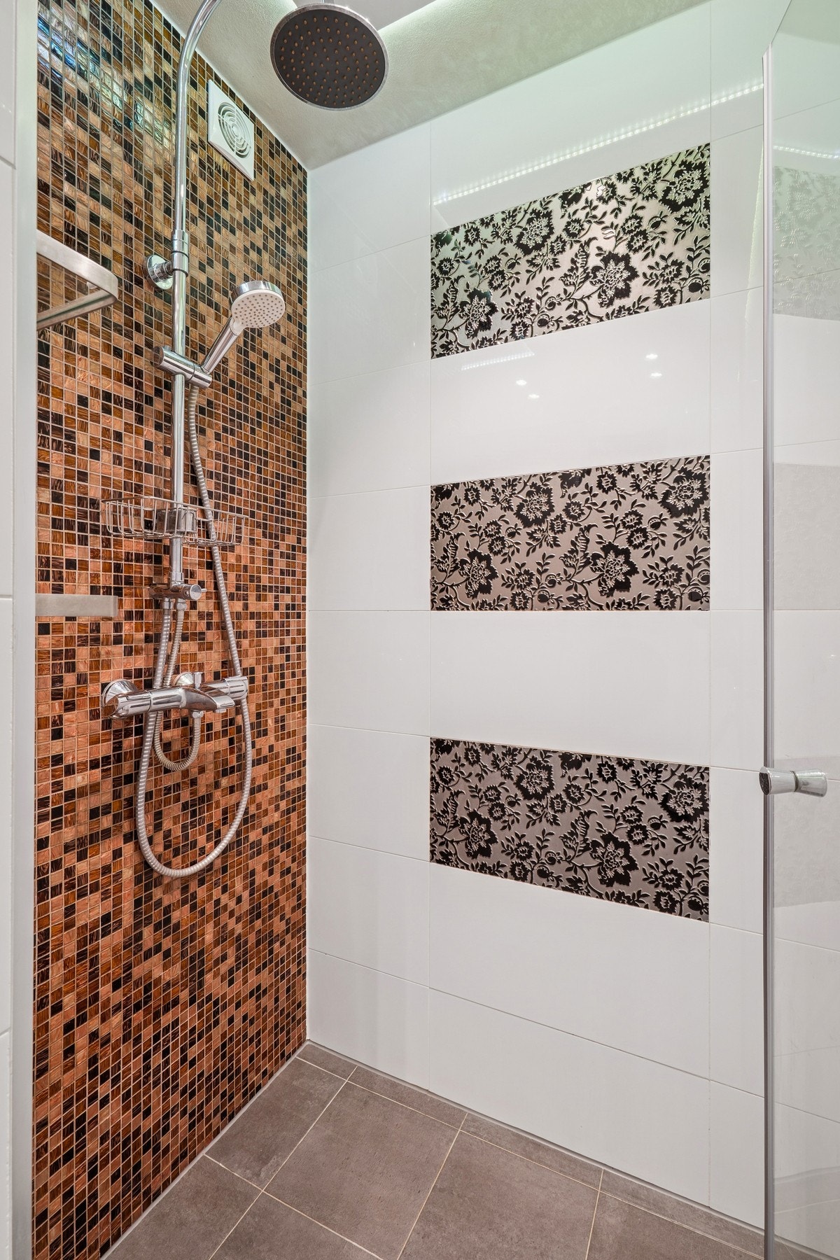 Badet er utstyrt med regnfallsdusj, gulvvarme og downlights. (Spottene på badet er nylig skiftet (2025), arbeid utført av Vintervoll). Galleribilde