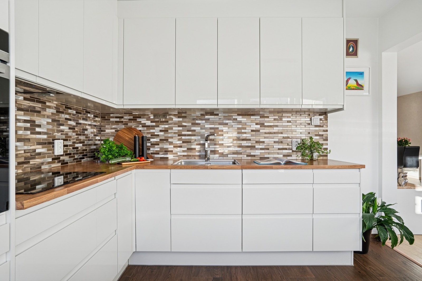 Fullt utstyrt kjøkken med integrerte hvitevarer: stekeovn, platetopp, oppvaskmaskin og kjøl/frys. Galleribilde