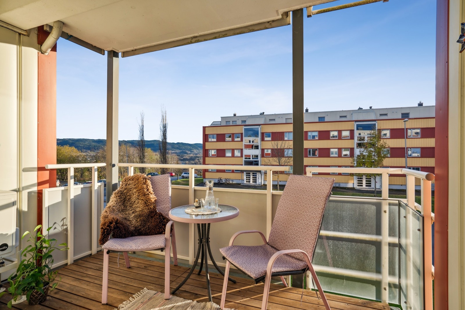 Leiligheten har en solrik balkong på 7,5 kvm. Her er det god plass til møblement i hyggelige omgivelser. Galleribilde