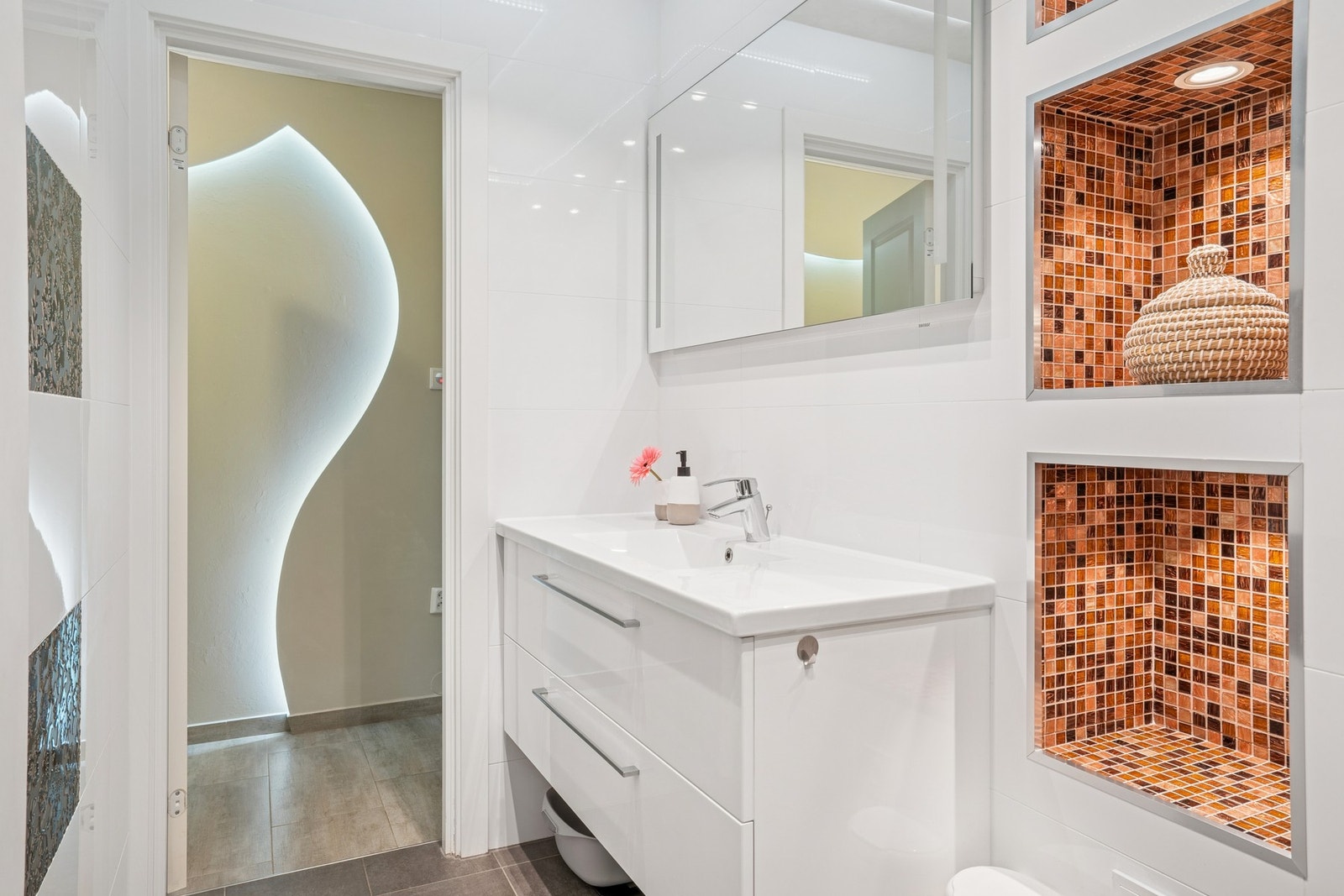 Delikat bad renovert i 2017, med kvalitetsfliser og moderne servantinnredning fra 2020. Galleribilde