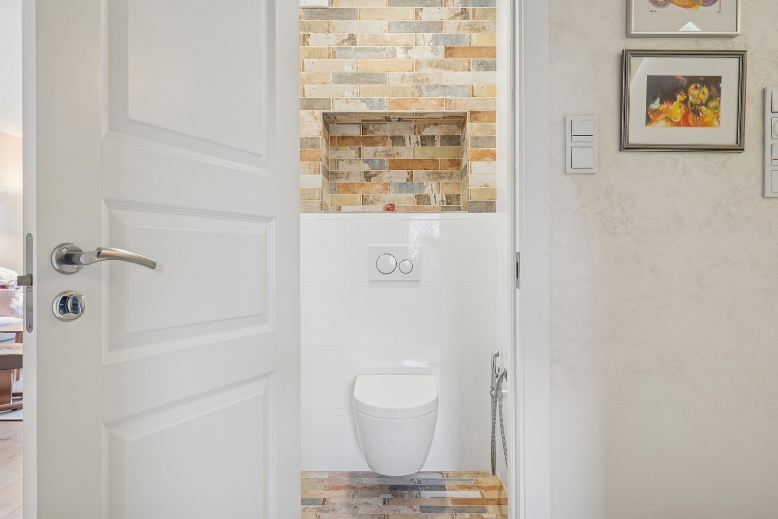 Toalettrommet ble oppgradert i 2019 og har nytt gulv, fliser og veggmontert WC. Rommet er utstyrt med innebygd batteri for varmt og kaldt vann. Galleribilde