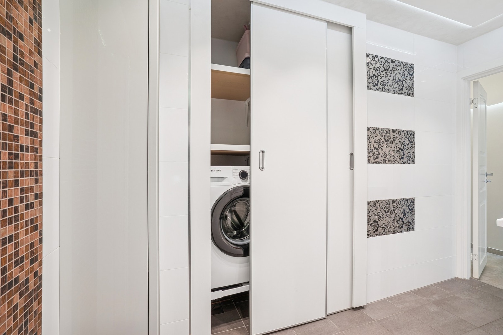 Det er god plass til både vaskemaskin og oppbevaring på badet - smart løsning. Galleribilde