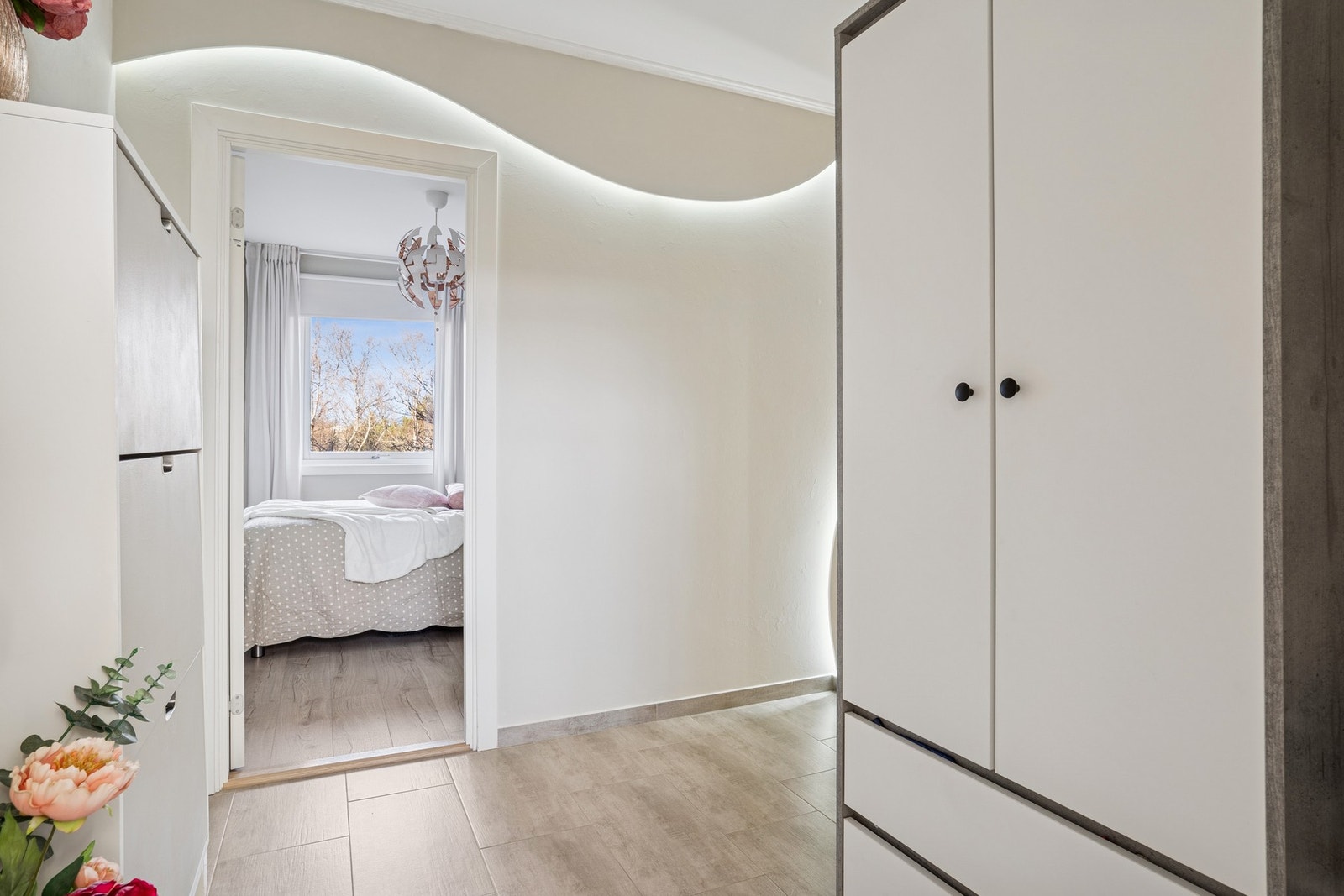 Leiligheten ligger i byggets 2. etasje og har gjennomgående romslig planløsning. Romslig gang med adkomst til to soverom, stue og bad samt separat toalettrom. Galleribilde