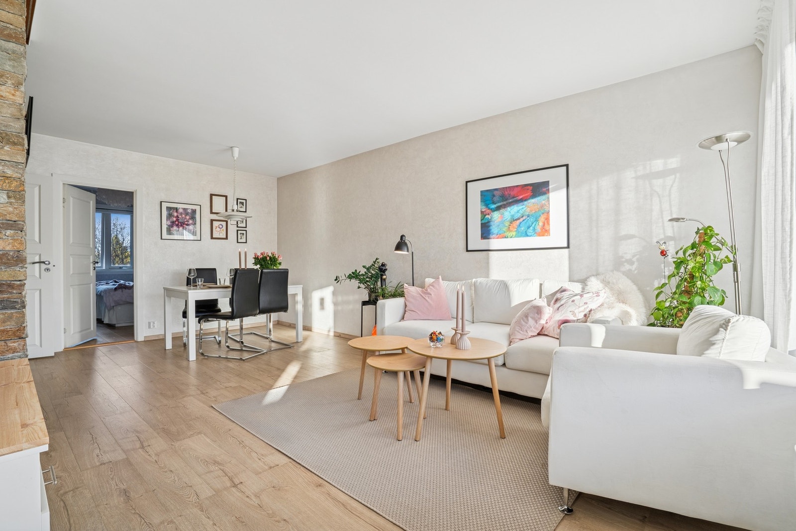 Lys og romslig stue på hele 21 kvm, malt i en moderne fargetone med eksklusiv italiensk maling (Dune) fra Novacolor. Solid takstrapport med 93% TG1. Galleribilde