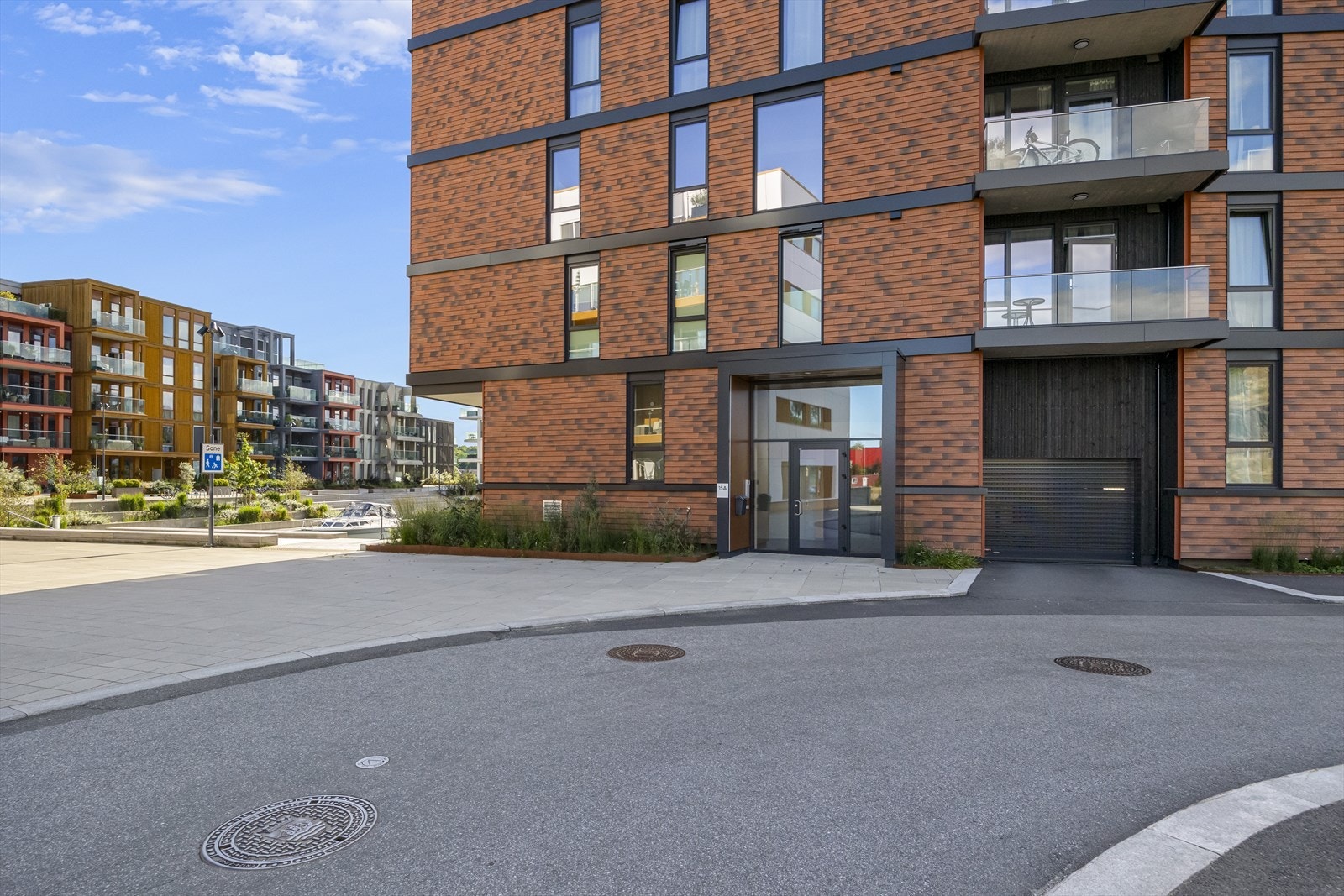 Garasje og stor bod i lukket, underjordisk anlegg. Garasjeplassen har også ladepunkt for el-bil. Galleribilde