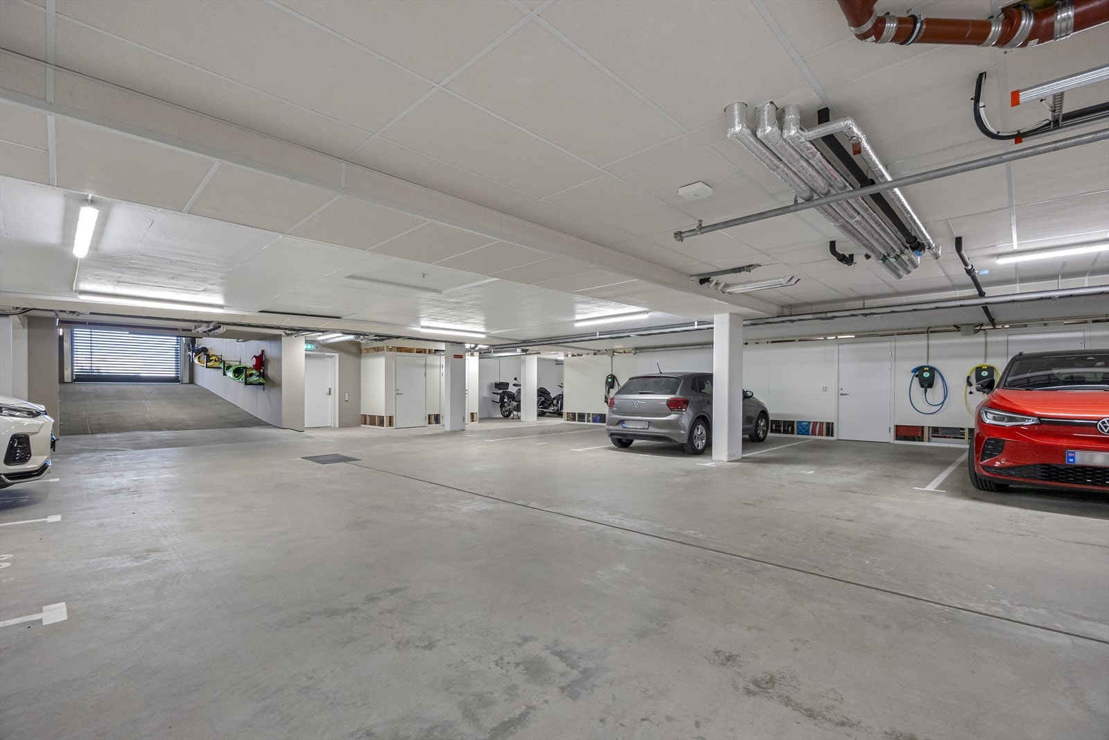 Garasjeplass med ladepunkt. Galleribilde